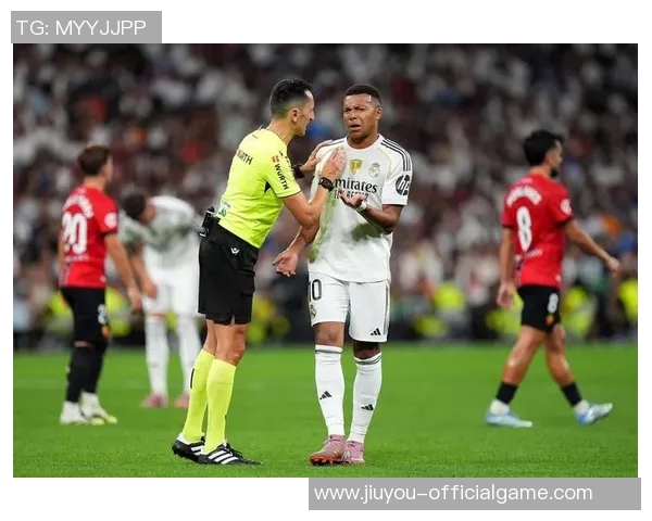 友谊赛精彩对决那不勒斯与皇马战成平局逆转瞬间引发全场热烈反响