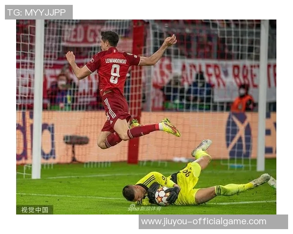 曼联在足总杯中以3-0战胜本菲卡帽子戏法点燃全场激情